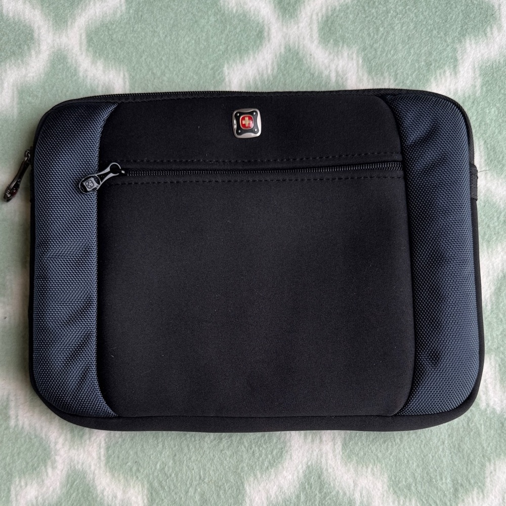 SwissGear Lunar Black and Gray tablet Sleeve case with zipper